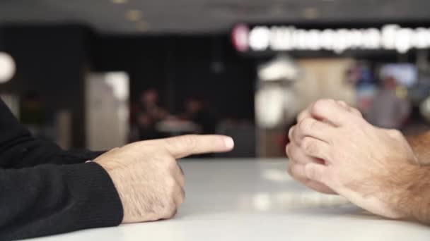 Närbild av manliga händer under effektiva förhandlingar. Media. Händerna på två män som rör sig under samtal, affärsidé och ingå avtal. — Stockvideo