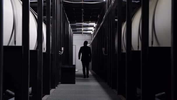 Intérieur sombre à l'intérieur usine de traitement des déchets chimiques. Les médias. Vue arrière d'un homme marchant dans le couloir près des réservoirs de l'usine chimique, concept d'écologie. — Video