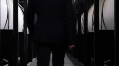 Modern kentsel atık su arıtma tesisi. Medya. Su temizleme tesisleri boyunca yürüyen bir adamın arkadan görünüşü, ekoloji kavramı..