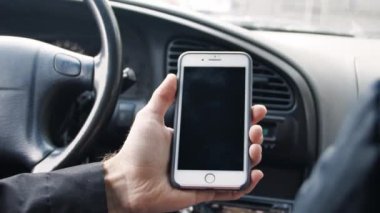 Telefonunu arabada şarj ediyorsun. Medya. Arabadayken USB şarj cihazını akıllı telefona takan adama yakın çekim. Telefonunu arabada şarj ediyorsun.