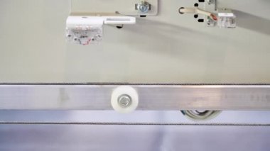 Otomatik vida silindirleri. Medya. Endüstriyel otomatik teknolojiyi kullanarak çevirme kılavuzu silindirine yakın çekim. Her türlü montaj karmaşıklığı için endüstriyel ekipman