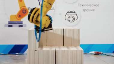 Endüstriyel yükleme robotik kolu. Medya. Endüstride modern robot teknolojisi. Mekanik eller ağır malları depolara boşaltmada yardımcı oluyor