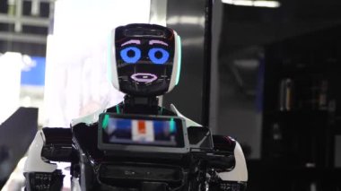 Elektronik suratlı gelecekçi robot. Medya. Yüzünde şirin bir ifade olan komik konuşan robot. Gelecekteki yeni teknolojilerin sergilendiği gelecekçi robotlar