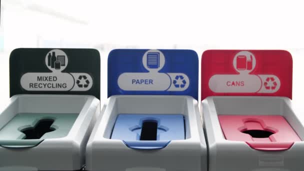 Primo piano di un uomo che mette una ricevuta in un cestino per il riciclaggio della carta, fallimento del riciclaggio. I media. Concetto di spazzatura riciclata sbagliata, dannosa per l'ambiente. — Video Stock