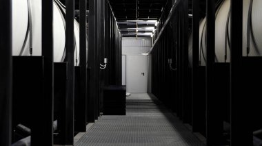 Su arıtma için fabrika ekipmanları. Medya. Su arıtma tankları ve ekoloji konseptiyle endüstriyel kimya fabrikasında uzun ve karanlık bir koridor var..