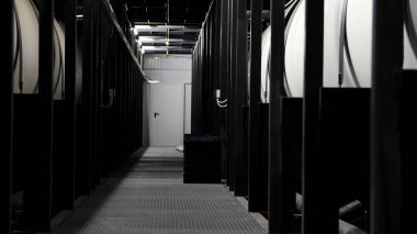 Su arıtma için fabrika ekipmanları. Medya. Su arıtma tankları ve ekoloji konseptiyle endüstriyel kimya fabrikasında uzun ve karanlık bir koridor var..