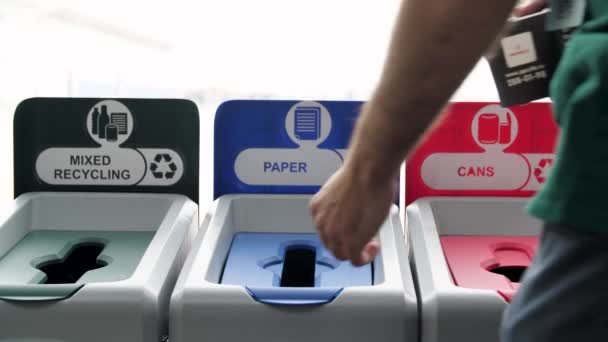 Gros plan de l'homme mettant une boîte à nouilles avec des baguettes en bois dans une poubelle de recyclage du papier, échec du recyclage. Les médias. Concept de mauvais déchets recyclés, mauvais pour l'environnement. — Video