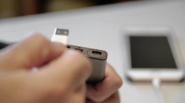 Telefonuna şarj olmaya yakın çekim. Medya. Markalı telefon için özel şarj konnektörü. Telefonunu kabloyla şarj ediyorsun.