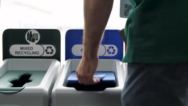 Conceito de ambiente e ecologia. Mídia. Feche os homens jogando uma caixa de massa e um recibo em uma lixeira usada para jogar papel, reciclagem errada. — Vídeo de Stock