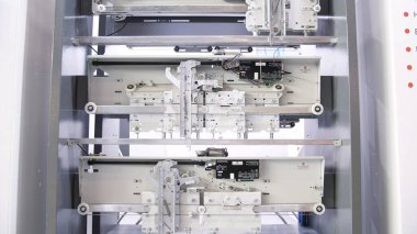 Asansörün nasıl çalıştığını gösteren sergi. Medya. Modern teknolojilere sahip endüstri sergisi: hareket halindeki metal kablolarla yeni kasa kaldırma çalışması.