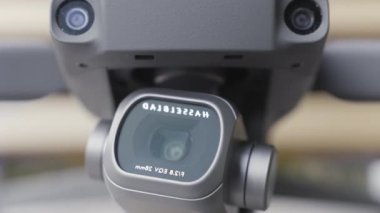 Quadcopter 'ı yeni nesil profesyonel kameralarla kapatın. Başla. Kasaba videosu ve fotoğraf çekimi kavramı, insansız hava aracı kamerası..