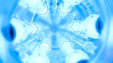 Ultraviyole su temizleyici. Medya. Cihazdaki parlak ultraviyole tüplere yakın çekim. Klordaki suyu temizlemek için mavi ışığı olan ultraviyole cihaz. Fütürist UV mataraları