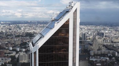 Modern mimari kavramı. Başla. Moskova Uluslararası İş Merkezi 'nin çarpıcı şehir binaları ve mavi bulutlu gökyüzü arkaplanı üzerine hava manzarası, Rusya.