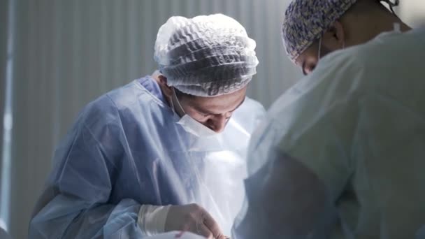 Gros plan d'un chirurgien asiatique travaillant avec un assistant en chirurgie — Video