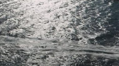 Sürat teknesinden denizin kuyruğu. Vuruldu. Dalgalı deniz ya da okyanus yüzeyi ve köpüklü motorlu tekne yolu ile hava manzarası, doğal arka plan.