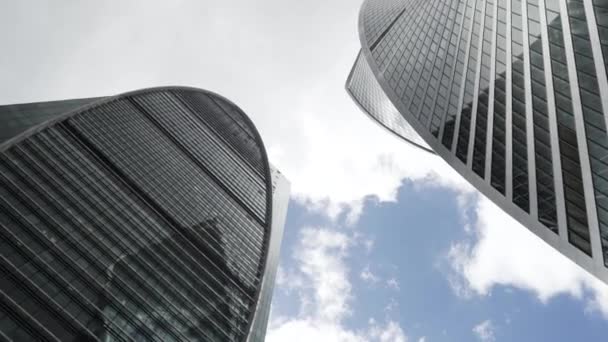 Concetto di architettura moderna. Azione. Vista inferiore della splendida Mosca International Business Center su sfondo cielo nuvoloso blu, Russia. — Video Stock