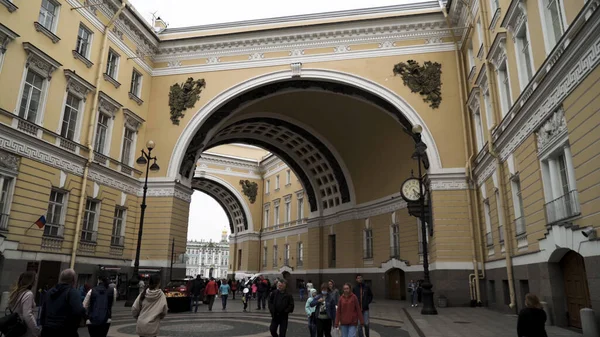 Elképesztő építészet, régi épületek a város utcájában. Felvétel. Arch bejáratánál a palota tér épületében a vezérkar Szentpéterváron, Oroszország. — Stock Fotó