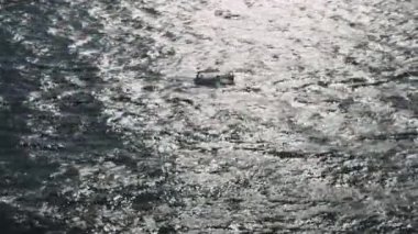 Akdeniz 'de hızlı bir teknenin hava görüntüsü. Vuruldu. Tatil kavramı ve aktif yaşam tarzı, motorlu tekne yazın parlak güneş ışığı altında dalgalara atlıyor..