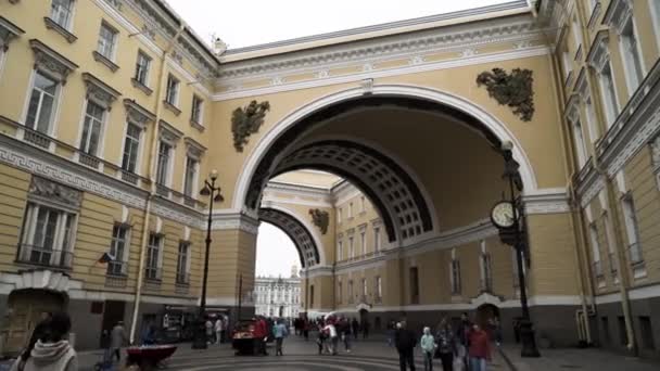 Elképesztő építészet, régi épületek a város utcájában. Felvétel. Arch bejáratánál a palota tér épületében a vezérkar Szentpéterváron, Oroszország. — Stock videók