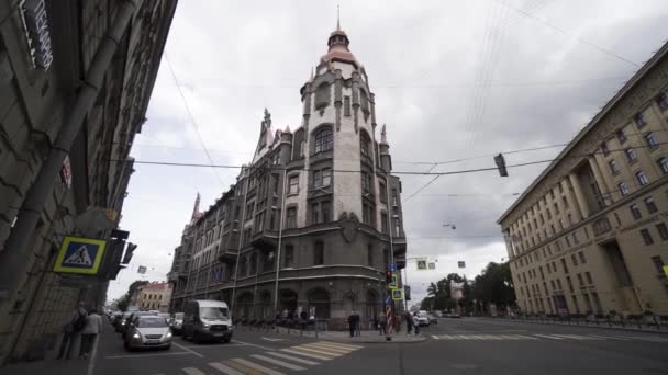 Konzept der erstaunlichen Architektur, alte Gebäude in einer Stadtstraße. Handeln. Ein architektonisches Denkmal von föderaler Bedeutung, ein Verwaltungsgebäude im Zentrum von St. Petersburg, Russland. — Stockvideo