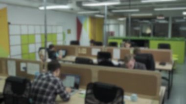 Yoğun bir açık planlama ofisinde çalışan personelin bulanık görüntüsü. Stok görüntüleri. Modern ofis arka planda bulanıklık, açık uzay ofisinde işyeri olan büyük bir şirket.