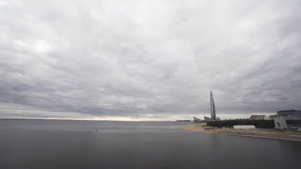 Rusland, St. Petersburg, panoramisch uitzicht op wolkenkrabber Lakhta centrum overdag. Actie. Hoogste wolkenkrabber van Europa en de zware bewolkte lucht boven de Neva rivier. — Stockfoto