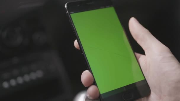 Gros plan de l'homme tapotant sur l'écran du téléphone vert. Des actions. L'homme a appuyé sur l'écran vert du téléphone pour afficher la carte et l'a supprimée. L'homme regarde l'écran vert du téléphone comme si sa carte — Video