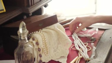 Klasik inci kolye. Stok görüntüleri. Kadın 19. yüzyıl inci kolyesini deniyor. Geçen yüzyılın aristokrat hanımlarının güzel mücevherleri.