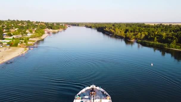 Cargo ship debout à la plage. Des images. Vue de dessus du beau vieux cargo sur la rivière. Le cargo se tient à la plage avec les gens en arrière-plan du village en été — Video