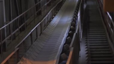 Fabrikada taşıma bandı hattı. Stok görüntüleri. İnşaat malzemeleri üretim tesisinde kumlu taşıma bandı, ağır sanayi konsepti.