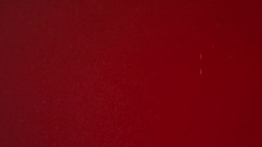 Kare beyaz şeker parçaları kırmızı zeminde uçuşuyor ve düşüyor. Stok görüntüleri. Şekerleme ve şeker kavramı, düşen şeker küpleri.