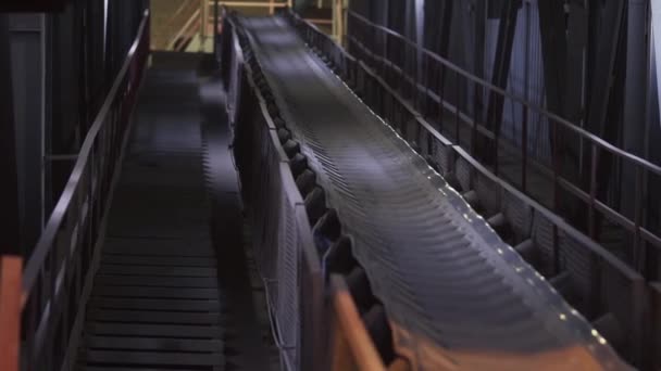 Machines working and conveyor line transporting sand. Stock footage. Conveyor belt with small pebble at the concrete mixing plant, factory equipment. — Stock Video