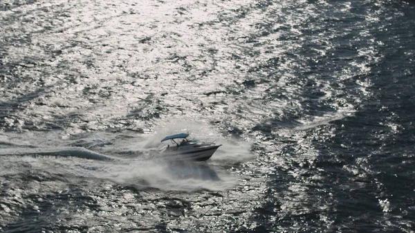 Vista aérea de un velero en el mar Mediterráneo. Le dispararon. Concepto de vacaciones y estilo de vida activo, barco a motor saltando sobre las olas bajo la luz del sol brillante en el verano. —  Fotos de Stock