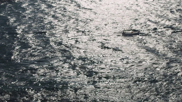 Cola del mar de la lancha rápida. Le dispararon. Paisaje marino aéreo con la superficie ondulada del mar o el océano y el rastro de lancha motora de velocidad espumosa, fondo natural. — Foto de Stock