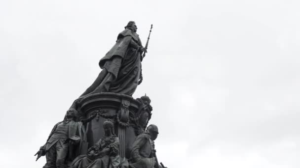 Monumento a Catarina II no fundo do céu nublado, São Petersburgo, Rússia. Acção. Vista inferior de um monumento deslumbrante em honra da imperatriz Catarina II. — Vídeo de Stock