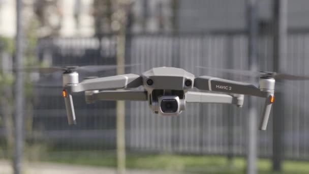 Drohnen fliegen im Sommer in der Stadtstraße. Handeln. Nahaufnahme eines fliegenden Quadrocopters vor verschwommenem Hintergrund, Konzept moderner Technologien. — Stockvideo