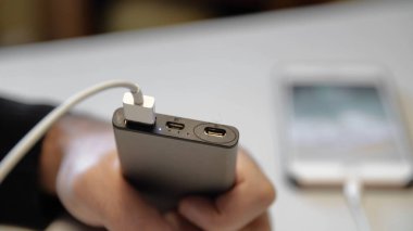 Telefonuna şarj olmaya yakın çekim. Medya. Markalı telefon için özel şarj konnektörü. Telefonunu kabloyla şarj ediyorsun.