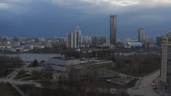 Panorama moderního města s mrakodrapy na pozadí oblačné oblohy. Záběry ze skladu. Horní pohled na krásné velké město s klidnou atmosférou v oblačném počasí — Stock fotografie