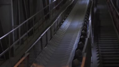 Çalışan ve kum taşıyan makineler. Stok görüntüleri. Beton karıştırma tesisinde küçük çakıl taşlı taşıyıcı bant, fabrika ekipmanları.