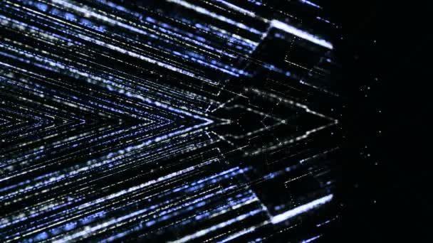 Lśniące linie poruszają się w kształcie strzały. Animacja. Świecące linie cyberprzestrzeni tworzą kąt. Linie poruszają się w nadprzestrzeni tworząc świecący strumień w cyberprzestrzeni — Wideo stockowe