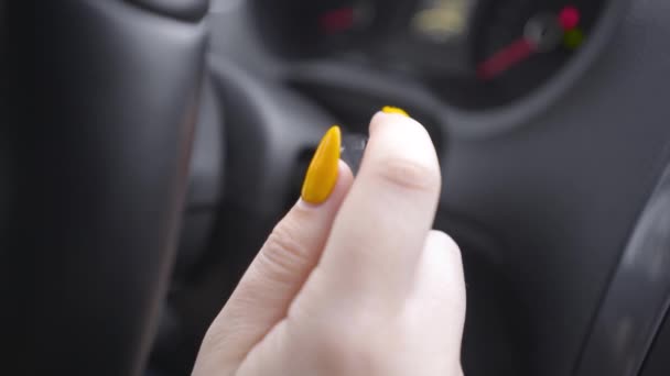 Gros plan de la femme qui change de clignotant. L'action. Femme avec interrupteurs de manucure levier de clignotant ou allume les essuie-glaces. Femme au volant de la voiture — Video