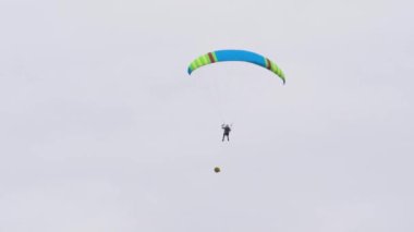 Gökyüzünde paraşüt olan adamın alt görüntüsü. Başla. Bulutlu havada, paraglider üzerinde gökyüzünde uçan bir insan. Ekstrem sporlar ve hava dalışı