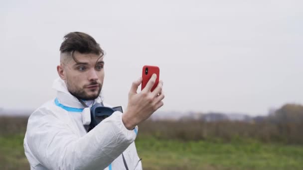 Skydiving experience. Action. Man films himself on phone after skydiving. Impressions of man after first parachute jump. Extreme sports and skydiving — Stock Video