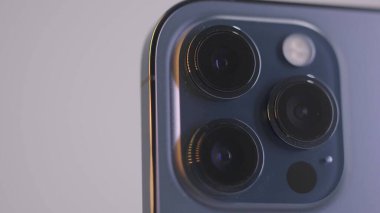 Bangkok, Tayland - 11.10.2020: Apple yeni akıllı telefon iPhone 12 Pro Max arka taraftan. Başla. Üç kamerayı, LED flaşı ve LiDAR derinlik tarayıcısını kapat.