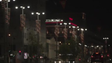 Bulanık ve bokeh efektli gece şehir ışıkları. Stok görüntüleri. Gece vakti yollarda trafik ve siyah gökyüzü arka planında parlayan ışıklar olan büyük bir şehir..