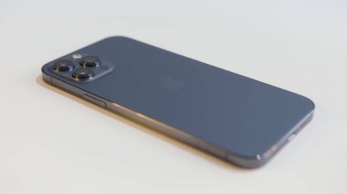 Shenzhen, Çin - 10.8.2020: Beyaz masa arka planında izole edilmiş yeni bir iPhone 12 Pro Max 'i kapatın. Başla. Pasifik mavisinin yeni aygıtı.