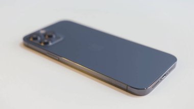 Shenzhen, Çin - 10.8.2020: Beyaz masa arka planında izole edilmiş yeni bir iPhone 12 Pro Max 'i kapatın. Başla. Pasifik mavisinin yeni aygıtı.