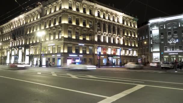 Vue en plein air d'une rue de la ville la nuit avec des voitures de conduite, effet timelapse. L'action. Concept de vie nocturne, de beaux bâtiments et de véhicules en mouvement. — Video