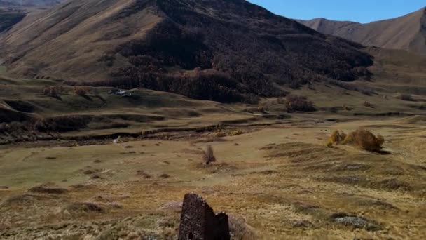 Vista aérea de una pequeña casa situada en las montañas, al noreste de Italia. Filmación. Montañas de los Alpes a principios de otoño, hermoso lugar natural, concepto de ecología y soledad. — Vídeos de Stock