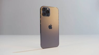 New York, ABD - 11.21.2020: Pacific Blue renginde yeni bir iPhone 12 Pro Max sunumu. Başla. Yeni Apple akıllı telefonu beyaz arkaplanda izole edildi.